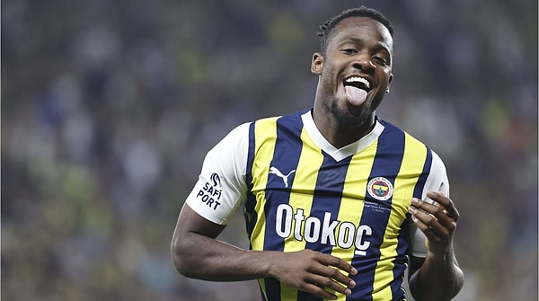 Ülkemize Beşiktaş transferi ile giriş yapan Batshuayi daha sonra Fenerbahçe forması giymiş, oyuna sonradan girerek attığı gollerle Fenerbahçe'ye kritik maçlar kazandırmıştı. Batshuayi ile sürpriz bir şekilde sözleşme yenilemeyen Fenerbahçe, oyuncusunu Galatasaray'a kaptırmıştı.