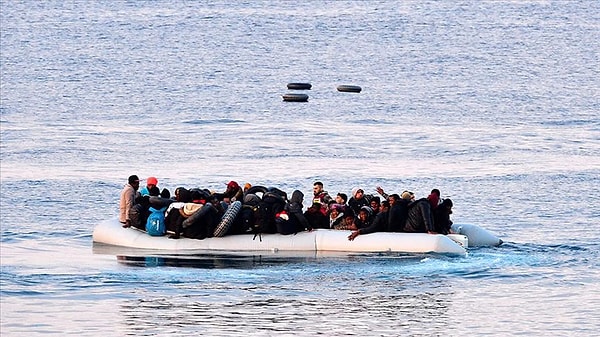 Son dönemlerde sık sık Ege Denizi'nde Türk ve Yunan karasularında haber olan botlarla kaçak geçişlerin bir benzeri ile İngiltere mücadele ediyor. Manş Denizi'nden kaçak geçişler İçişleri Bakanlığı'nın da ana gündemleri arasında yer alıyor.