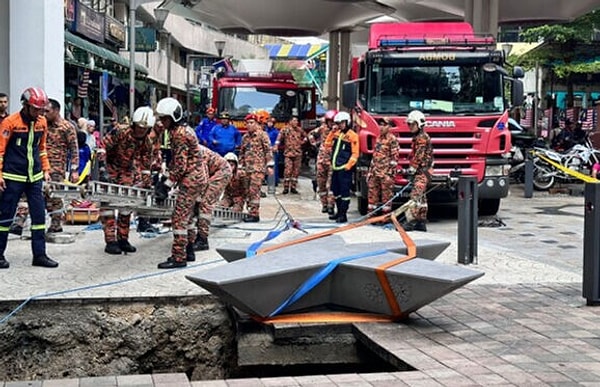 Malezya'nın başkenti Kuala Lumpur'daki kaldırım aniden çöktü. Kaldırımın üzerinde duran kadın ise kayboldu. Obruğa düşen kadının ismi Sulizmie Affendy Sulaiman olduğu açıklandı.