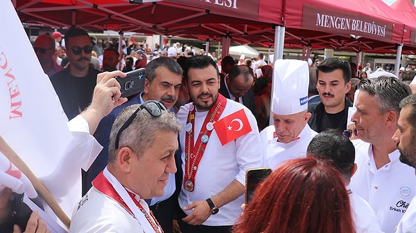 Bakan Tekin, 37. Mengen Uluslararası Aşçılık, Turizm ve Gastronomi Festivali'ne katılarak burada yaptığı konuşmasında, Anadolu yemekleri, Anadolu geleneği ve Anadolu kültürüne dair tespitlerde ve önerilerde bulundu.