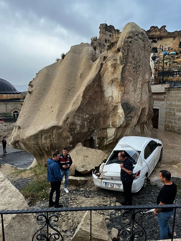 Avanos ilçesine bağlı Çavuşin köyünde akşam saatlerinde etkili olan sağanak yağış nedeniyle sel oluştu.