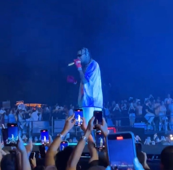 Tyga, geçtiğimiz akşam İstanbul Lifepark'ta gerçekleştirilen Threehills'te sahne aldı. Anıl Üçtepe'nin organize ettiği bu festivalde ağırlanan dünyaca ünlü isim sahne performansı için 300 bin dolar aldı.