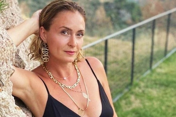 Güzel oyuncu Ceyda Düvenci'yi son dönemlerin popüler dizisi Prens'te Siyon isimli karaktere hayat verirken izlemiştik en son.