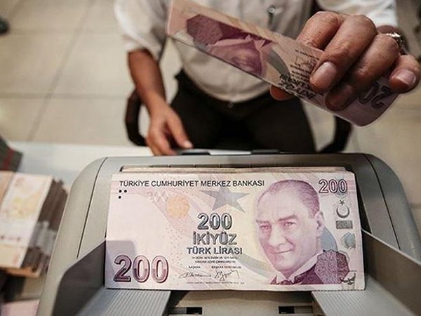 Kredi kartında da durum benzer. Bireysel kredi kartı borcu, 2023 Ocak ayında 451,1 milyar lira seviyesindeyken, geçen hafta 1,5 trilyon liraya kadar yükseldi. Bu artış, yüksek enflasyonun da etkisiyle tüketicilerin kredi kartlarına daha fazla yüklenmelerine ve borçlarını ödemekte zorlanmalarına neden oldu.