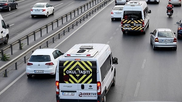 Milliyet Gazetesi'nde yer alan habere göre, bazı servis şirketleri ve okullar, yıllık ücretlerde yüzde 100'ü aşan oranlarda zam yaparak, 100 bin TL'ye varan miktarlarda ücret talep ediyor.