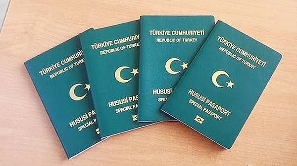 Türkiye'nin kontrolsüz şekilde yeşil pasaport dağıttığı iddiaları sonrası artık Türkiye'den yurt dışına gitmek isteyenler için yeşil pasaportun da sorgulanır hale gelebileceği iddia edildi.