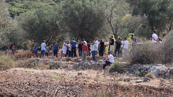 İzmir'de bir baba dört çocuğundan üçünü öldürdü. Olay yerine sağlık ve güvenlik ekipleri acil olarak ulaşmış durumda. Çocuklarını öldüren babanın üç çocuğunu öldürdükten sonra kendisini ve diğer çocuğunu yaraladığı öğrenildi.