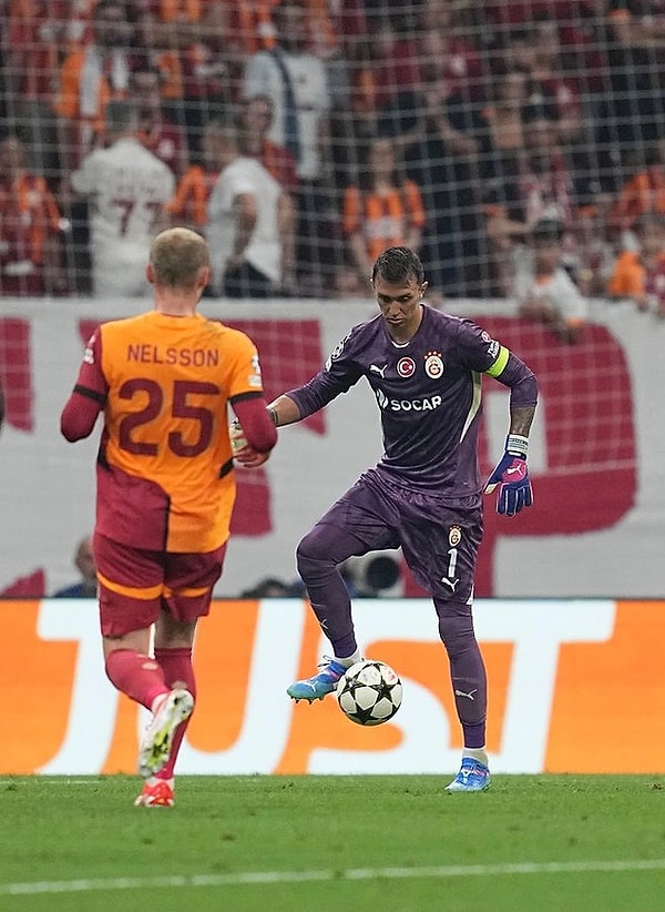 Galatasaray, Şampiyonlar Ligi play-off turunda ilk maçta 3-2 mağlup olduğu Young Boys’a sahasında 1-0 kaybederek Devler Ligi’ne katılma hakkı elde edemedi. Galatasaray’da kaptan Muslera, golden sonra sevinen rakip oyuncuya çelme taktığı için direkt kırmızı kart ile oyun dışında kaldı.