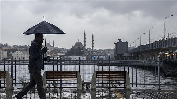 İstanbul’da yaşanan bulut geçişi sebebiyle gündüz vakti karanlık oluştu.