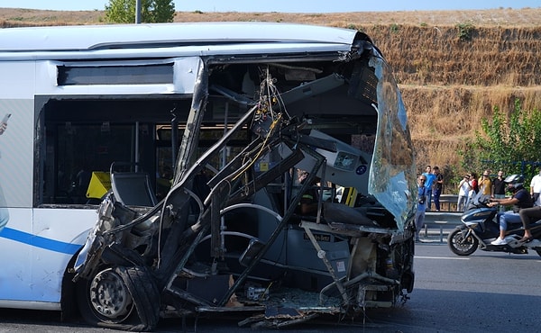 İlk bilgilere göre kazada bir kişi yaşamını yitirdi, 2'si ağır 38 kişi yaralandı. Kazaya karışan metrobüslerin camlarının kırıldığı, ön ve iç kısımlarında hasar oluştuğu görüldü. Ekiplerin kaza yerindeki çalışması sürüyor. Bu arada kazada yara almadan kurtulan yolcular, metrobüs yolunda yürüyerek duraklara ulaşmaya çalıştı.