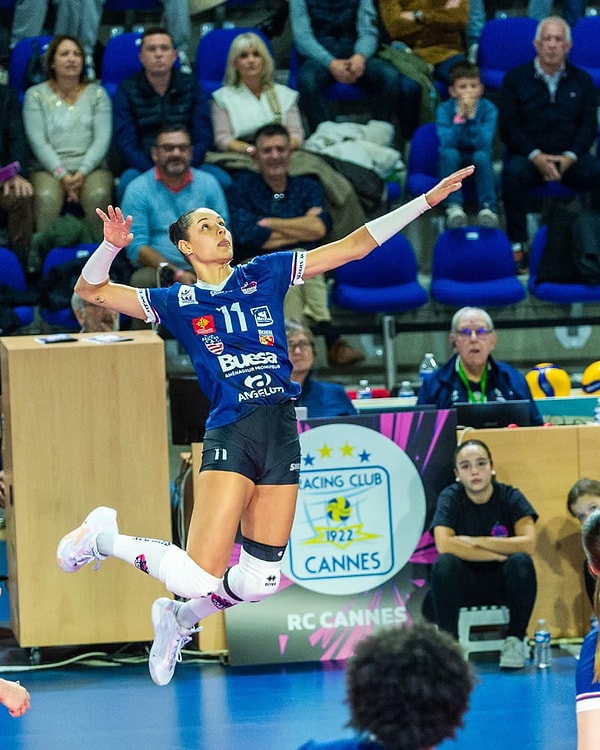 Ölümüyle voleybolseverleri hüzne boğan 29 yaşındaki sporcunun kesin ölüm nedeni adli tıp incelemesiyle belirlenecek.