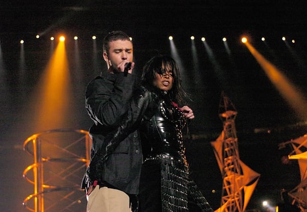 Janet Jackson ve Justin Timberlake ile Super Bowl'da giydiği kıyafetle Nipplegate 2004 yılında 550 bin dolarlık ceza almıştı. Ceza sebebi ise 'uygunsuzluk'.