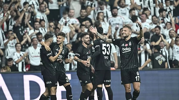 Bu sezonki Beşiktaş da aynen böyle oynuyor. Doksan dakika oyundan düşmüyor. Futbolcuların gol atma hevesi hiç bitmiyor.