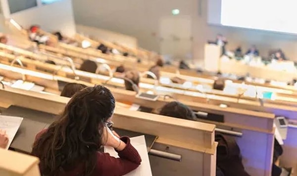 Yükseköğretim Kurulu (YÖK), son dönemde dolandırıcıların kurum isimlerini kullanarak SMS ve sosyal medya üzerinden üniversite öğrencilerine ulaştığını ve burs vaadiyle banka hesabı açtırdığını belirtti.