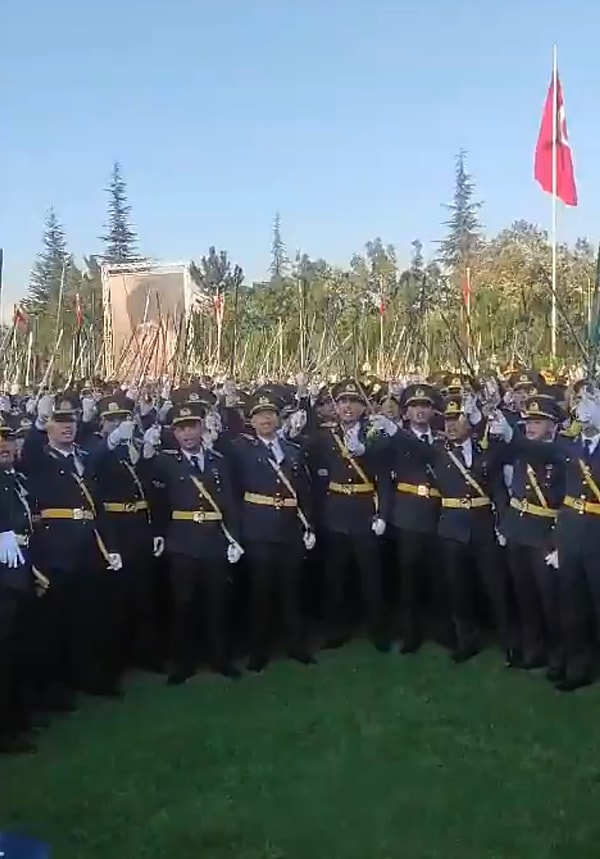 Teğmenlerin törenin ardından çekilen görüntüleri ise sosyal medyada gündem oldu.