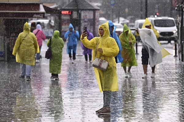 Bugün İstanbul genelinde akşam saatlerine kadar aralıklarla gök gürültülü sağanak yağış beklendiğini açıklayan AKOM, “İstanbul’da güne 24 derece civarında seyreden hava sıcaklıkları ile birlikte gök gürültülü sağanak yağmur ile başlandı. Sabah saatlerinde başlayan yağışlar akşam saatlerine kadar aralıklarla sürecek. İstanbul il genelinde yerel kuvvetli olması beklenirken, sıcaklıklar ise 29 derece civarında seyredecek” dedi.