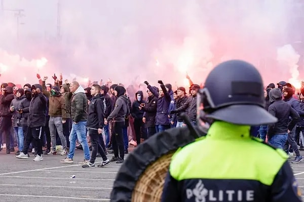 Genellikle yüksek gerilimli bir atmosferde geçen Feyenoord-Ajax maçında, polis memurlarının görev yapamayacak olması nedeniyle Rotterdam Belediyesi, polis ve savcılık, “Oyuncuların ve taraftarların güvenliğinin yeterince sağlanamayacağı” gerekçesiyle karşılaşmanın ertelenmesine karar verdi.