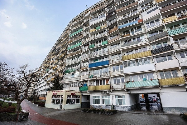 This apartment block is 800 meters long and is divided into four different sections.