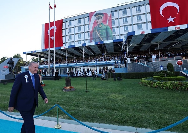 Milli Savunma Üniversitesi (MSÜ) Kara Harp Okulu Diploma Alma ve Sancak Devir Teslim Töreni, Kara Harp Okulunda Cumhurbaşkanı’nın katılımıyla gerçekleştirildi.