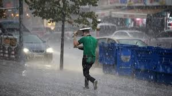 İstanbul Valiliği de, "Meteoroloji göre; Sağanak ve gök gürültülü sağanak yağışların, önümüzdeki 4 saatlik periyotta kuzey ilçeleri ve boğaz çevresi başta olmak üzere #İstanbul'da yerel kuvvetli olması bekleniyor. Dikkatli ve tedbirli olunmalıdır." uyarısında bulundu.