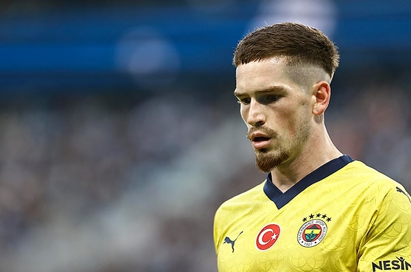 Fenerbahçe'nin her transfer dönemi göndermek için kulüplerle temasa geçtiği ancak bir türlü sözleşmesinden çıkamadığı Ryan Kent için yeni bir transfer iddiası daha gündeme geldi.