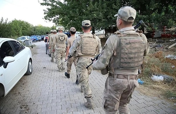 Öte yandan Narin'in kaybolduğu köyde bugün çok daha kapsamlı bir aramanın daha yapılacağı, bu nedenle köye çok sayıda yeni askerin sevk edildiği bildiriliyor.