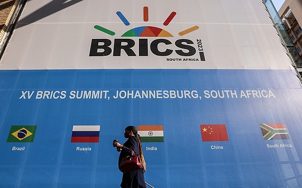 Türkiye'nin resmi başvurusunun değerlendireleceği BRICS’in genişleme kararı, 22-24 Ekim tarihlerinde Rusya’nın Kazan kentinde yapılacak zirvede ele alınacak. Malezya, Tayland ve Azerbaycan da BRICS’e katılmayı düşünen ülkeler arasında yer alıyor.