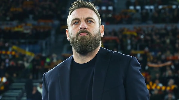 Mourinho ile kıyaslandığında kötü bir futbol sergileten De Rossi'yi eleştiren İtalyan gazeteci Ivan Zazzaroni, İtalya'da yayın yapan Kanal 5'te "Eğer Roma, bu maçın aynısını Mourinho yedek kulübesindeyken oynasaydı, mecliste soru önergeleri verilirdi"dedi..