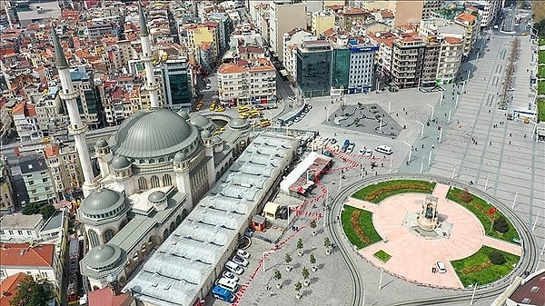 Beyoğlu'nun eski adı olan Pera, zamanla daha küçük bir alanı tanımlamak için kullanılmaya başlandı. 1925'te resmi yazışmalarda kullanımı kaldırılan Pera kelimesi, "karşı yaka", "öte" anlamına geliyordu.