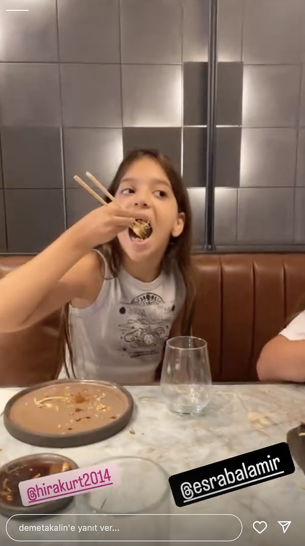 Demet Akalın, yakın dostu Esra Balamir, kızı ve Hira'sıyla sushi date'e çıktı.