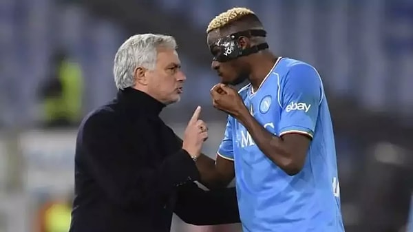 Drobga'ya benzettiği yıldız oyuncuya övgüler dizmekten geri durmayan Mourinho, "Osimhen'in seviyesi ile Drogba'nın seviyesi aynı, bu çok açık" demeyi ihmal etmiyor.