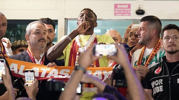 Victor Osimhen transferi Galatasaray'da havayı bir gecede değiştirdi. Osimhen soru işareti yaratmasa da üç yıldız forvetin kadroda nasıl konumlanacağı soru işareti oldu.