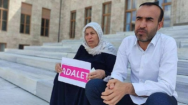 Şanlıurfa'nın Suruç ilçesinde 14 Haziran 2018 tarihinde eşi ve iki oğlu katledilen Emine Şenyaşar, adalet nöbetine devam ediyor. Şenyaşar'ın 'Adalet' pankartı önünde nöbet tuttuğu anları polisiye romanlarıyla tanınan Ahmet Ümit, sosyal medya hesabından paylaştı.