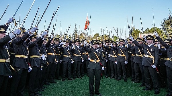 Kara Harp Okulu mezuniyet töreninde teğmenlerin kılıçla yaptığı yemin konuşulmaya devam ediyor. AK Parti Sözcüsü Ömer Çelik, “göz bebeğimiz TSK’ya zarar vermek isteyenler” var derken, MHP Genel Başkanı Devlet Bahçeli ise “ikinci yemin” hadisesinin takipçisi olacaklarını söyledi.