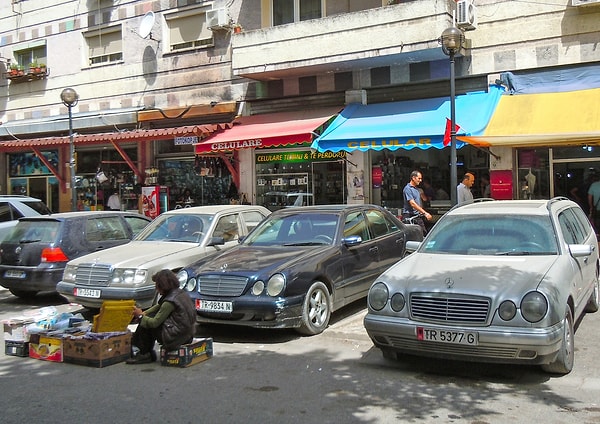 Yeni araçlarda yüksek ithalat vergilerinin olması, Arnavutlar için sıfır otomobil satın almayı oldukça pahalı hale getiriyor.