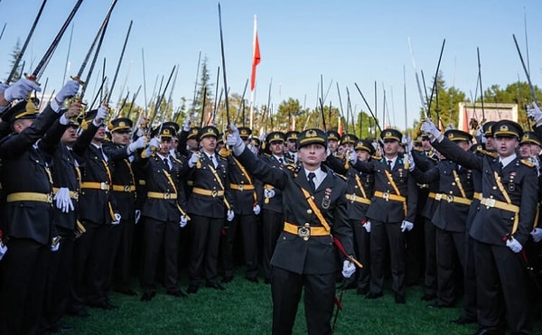 Kara Harp Okulu’nun mezuniyet töreninde teğmenlerin ettiği yemin gündemde kalmaya devam ediyor.