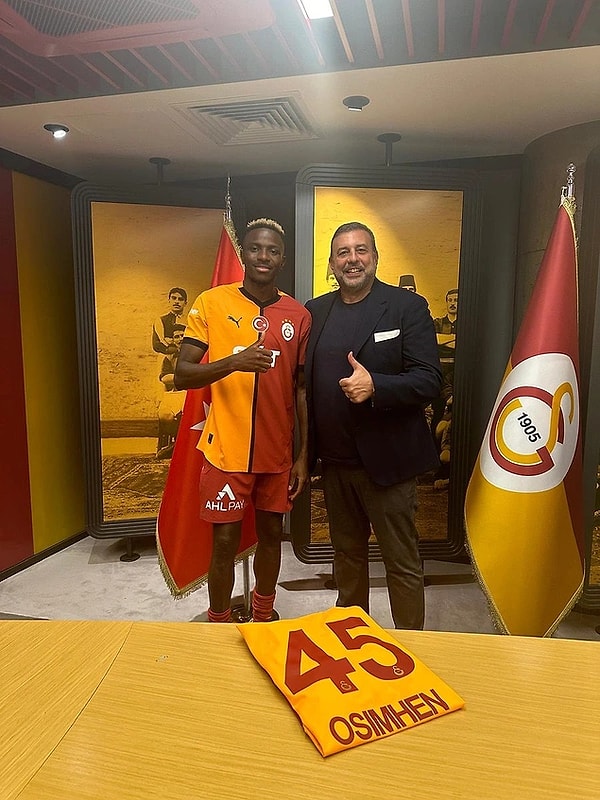 Galatasaray, Napoli’nin dünyaca ünlü golcüsü Victor Osimhen’i 1 yıllık kiralık olarak kadrosuna kattığını açıkladı. Galatasaray, golcü oyuncu için Napoli’ye 6 milyon euro ödeyecek. Sarı-kırmızılılar merakla beklenen Osimhen transfer videosunu da paylaştı.