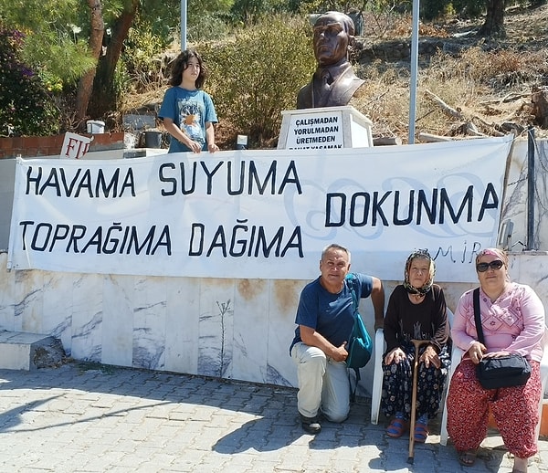 Sözcü’de yer alan habere göre; çevreciler ve yöre halkı, projeye karşı olduklarını söyleyerek köyün kahvesi önünde eylem yaptı.