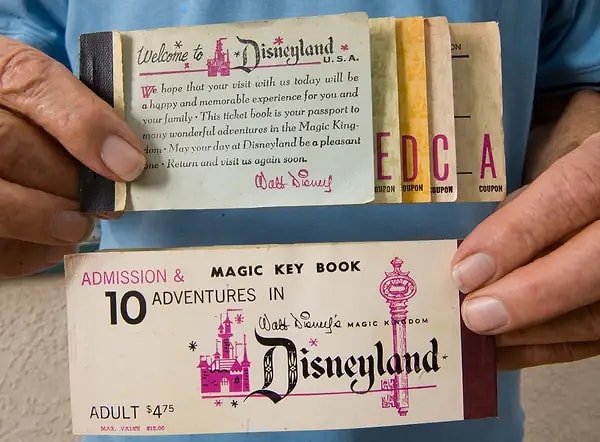 1955 yılında Disneyland'da 10 oyuncağa binmenin bedeli 4.75 dolarmış.