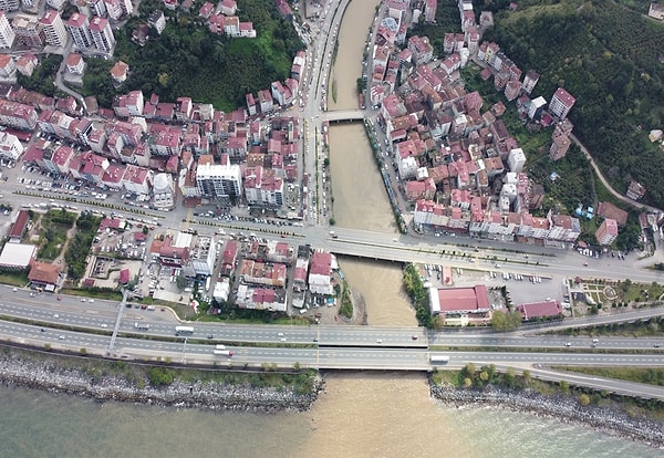 Üretici, su içinde kalan fındığını kurtarmak için çalışma yaptı.Yemişli Mahallesi'ndeki 7 katlı Deniz Apartmanı'nın önünde heyelan nedeniyle mahsur kalan 14 kişi, itfaiye ekipleri tarafından kurtarılıp, güvenli alana tahliye edildi.