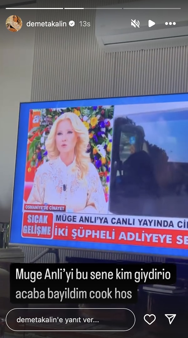 Demet Akalın, Müge Anlı ve kombinlerini övmelere doyamadı.