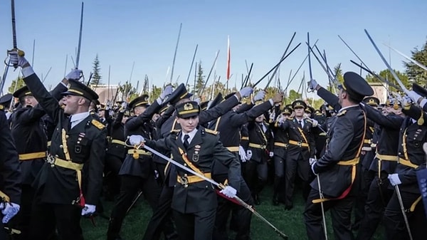 Kara Harp Okulu’nda kılıçlarıyla birlikte yemin eden teğmenler tartışılmaya devam ediyor.