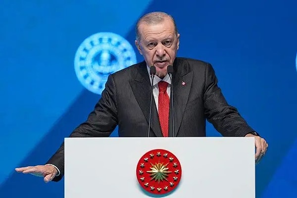 Cumartesi günü Kocaeli'nde 21'inci İmam Hatipliler Kurultayı'nda konuşan Cumhurbaşkanı Recep Tayyip Erdoğan, "Ordumuzun tekrar yıpratılmasına izin vermeyiz" dedi ve ekledi: "Kılıçları kime çekiyorsunuz? Bunlarla ilgili olarak da gerekli bütün araştırmalar yapılıyor. Oradaki birkaç tane kendini bilmez de temizlenecek..."