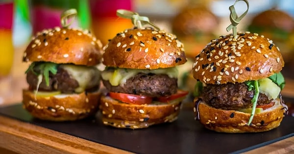 5. Mini Hamburger ve Elma Dilim Patates