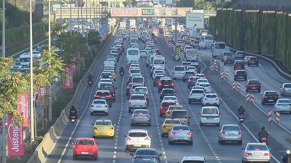 İstanbul'da haftanın ilk iş günü olması ve okulların açılması nedeniyle ise trafik yoğunluğu oluştu. İBB trafik yoğunluk haritasına göre sabah saatlerinden itibaren trafik yoğunluğu yüzde 60'ları geçti.