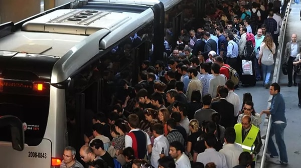 İETT, okulların açılmasından itibaren her gün bin 716 ek sefer yapacak. Metro İstanbul da 435 ilave sefer planlıyor. Sabah saatlerinde ise toplu ulaşımda yine yoğunluk gözlemlendi.