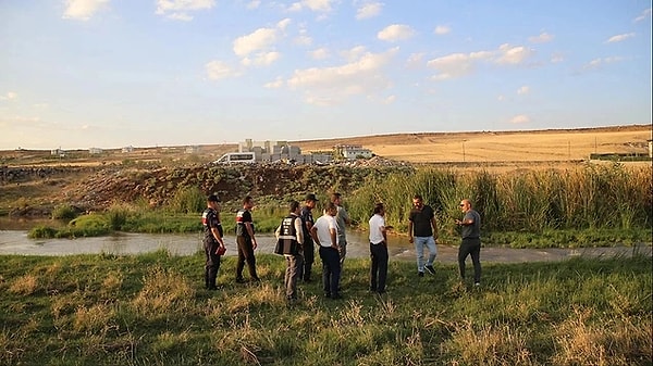 N.B. ayrıca Narin’in cesedini sakladıktan sonra hiçbir şey olmamış gibi hayata devam ettiklerini ve arama çalışmalarına katıldıklarını da itiraf etmişti.