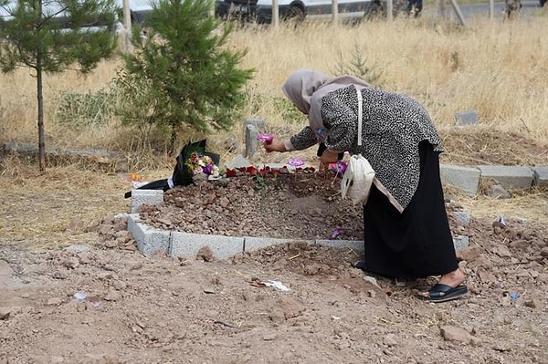 Otopsinin tamamlanmasının ardından küçük Narin'in cenaze töreni yapıldı ve gözaltında olan anne-babanın cenazeye katılmasına izin verilmedi.