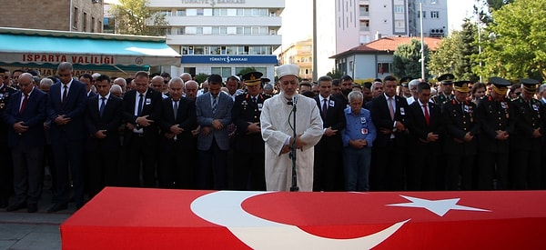 Namaz sonrası Şehit Büyükçaylı'nın cenazesi şehitliğe götürüldü ve toprağa verildi.