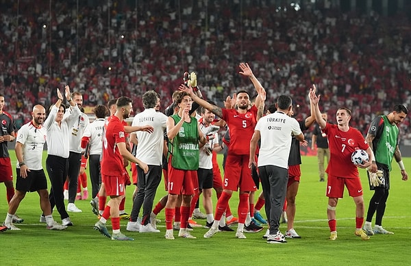 Finlandiya, İsveç ya da İzlanda gibi takımları genellikle hava şartları ufak da olsa bir avantaj sağlasın diye Antalya, İzmir gibi şehirlerde oynuyoruz. Hatta bazen İstanbul tercihi eleştiriliyor.